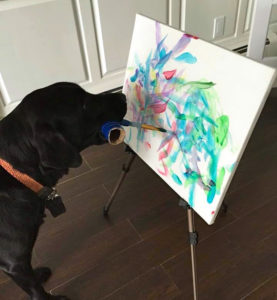 Собака рисует